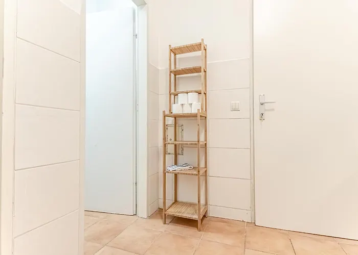 Elegant 6br Retreat Near Danube & Garden Access