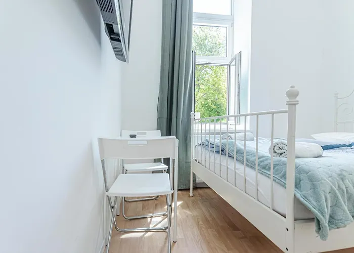 Elegant 6br Retreat Near Danube & Garden Access 公寓