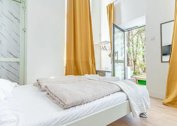 Elegant 6br Retreat Near Danube & Garden Access 公寓 *