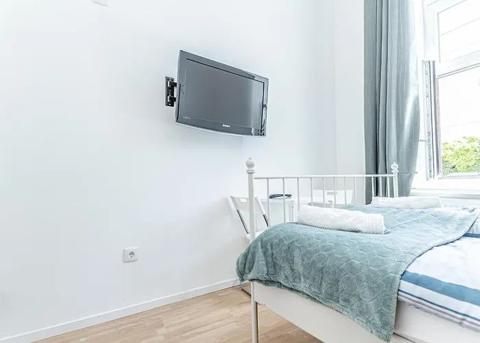 Elegant 6br Retreat Near Danube & Garden Access 维也纳