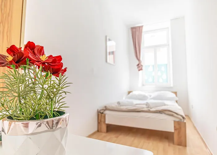 Elegant 6br Retreat Near Danube & Garden Access * 维也纳