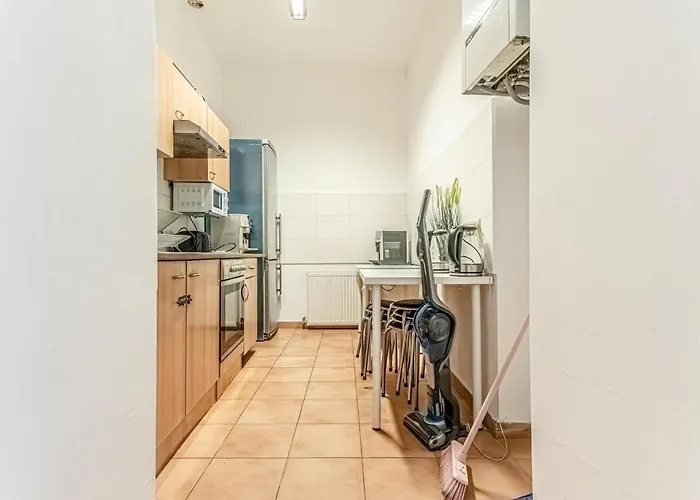 Elegant 6br Retreat Near Danube & Garden Access
