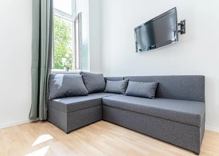 Elegant 6br Retreat Near Danube & Garden Access 公寓