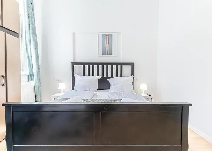 Elegant 6br Retreat Near Danube & Garden Access
