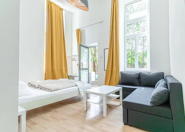 Elegant 6br Retreat Near Danube & Garden Access 公寓