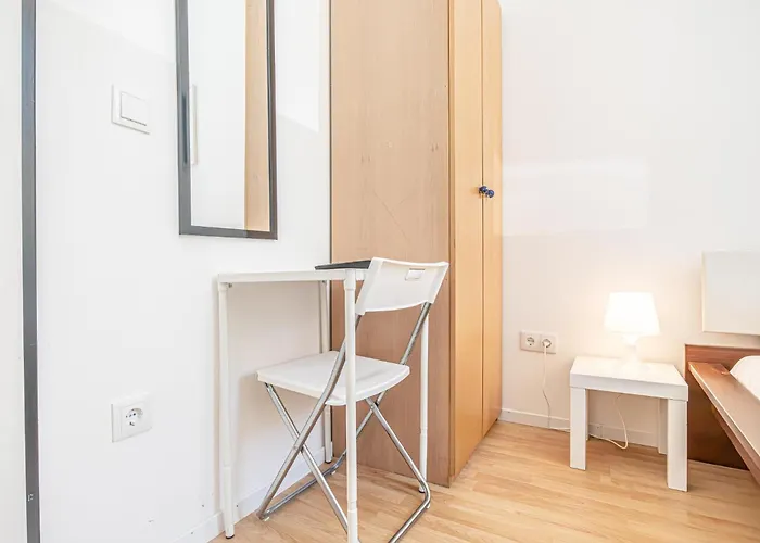 Elegant 6br Retreat Near Danube & Garden Access 公寓 *