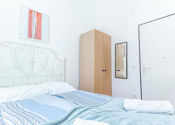 Elegant 6br Retreat Near Danube & Garden Access