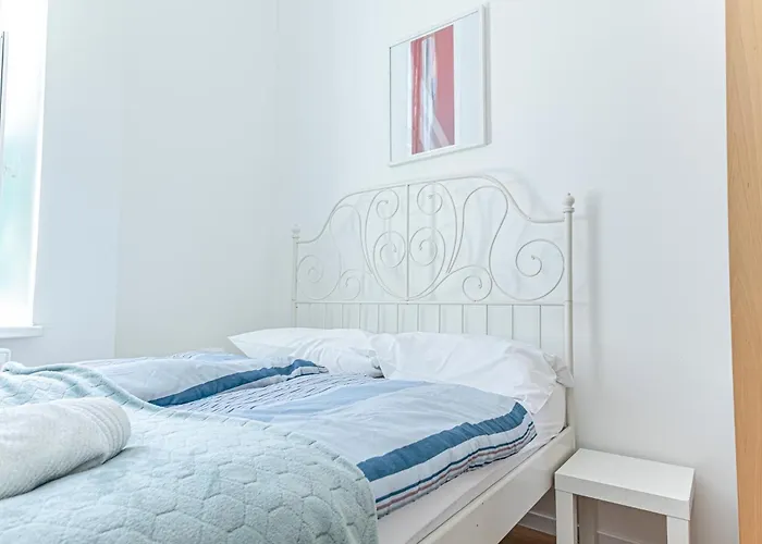 Elegant 6br Retreat Near Danube & Garden Access 公寓