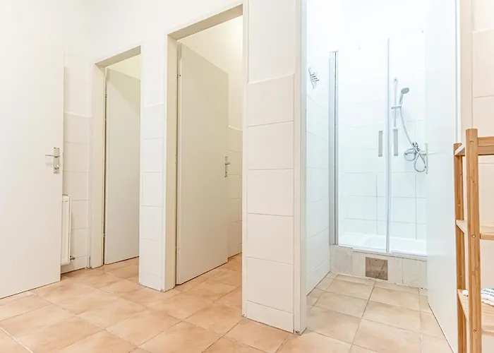 Elegant 6br Retreat Near Danube & Garden Access 公寓 *