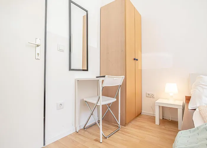 Elegant 6br Retreat Near Danube & Garden Access