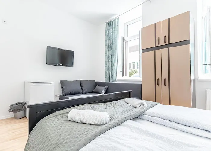 Elegant 6br Retreat Near Danube & Garden Access 公寓