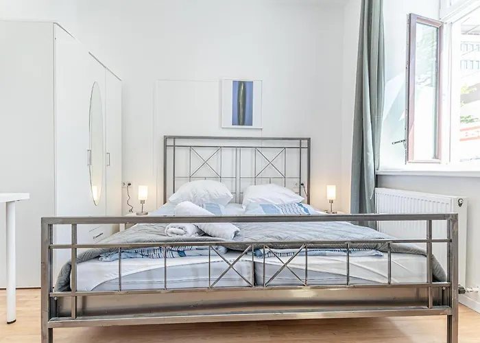 Elegant 6br Retreat Near Danube & Garden Access 公寓 *