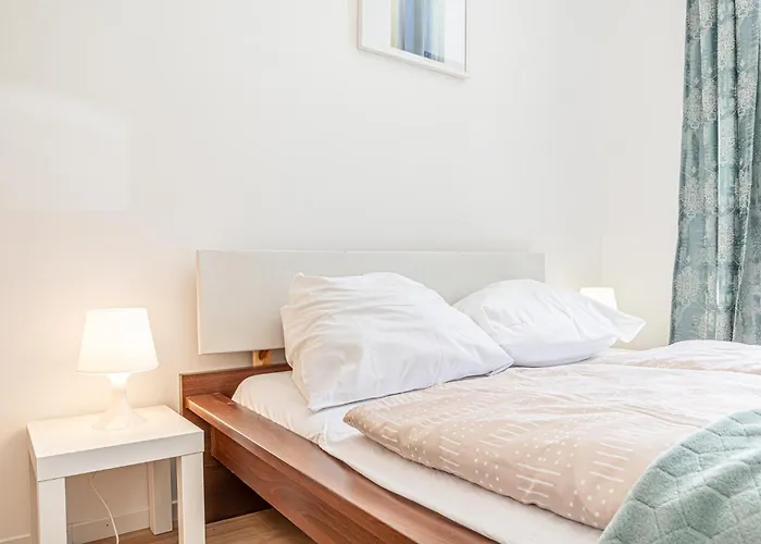 Elegant 6br Retreat Near Danube & Garden Access 公寓