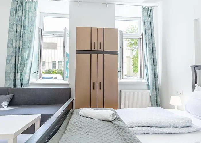 Elegant 6br Retreat Near Danube & Garden Access 公寓 *