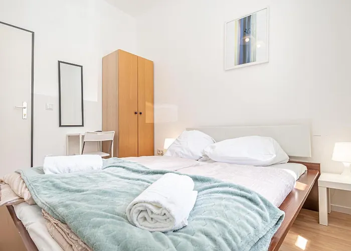 Elegant 6br Retreat Near Danube & Garden Access 公寓 维也纳