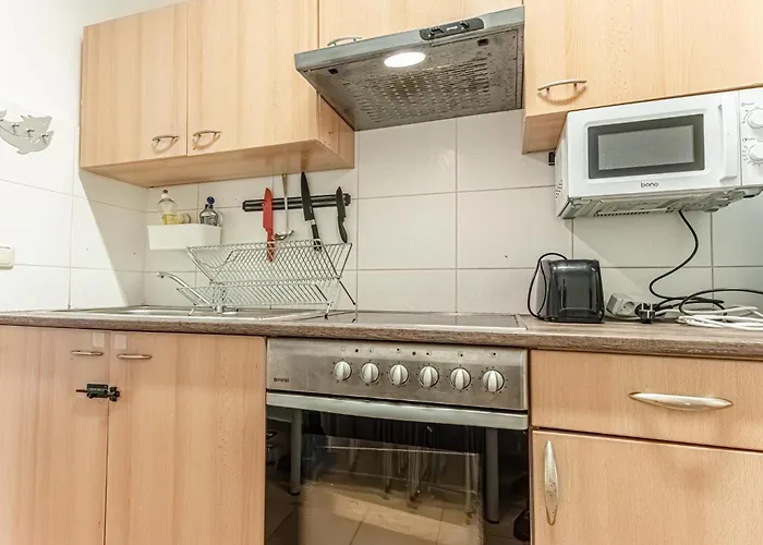Elegant 6br Retreat Near Danube & Garden Access *