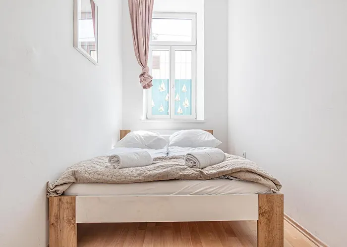 Elegant 6br Retreat Near Danube & Garden Access 公寓 *