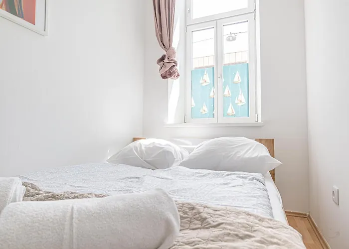 公寓 Elegant 6br Retreat Near Danube & Garden Access *