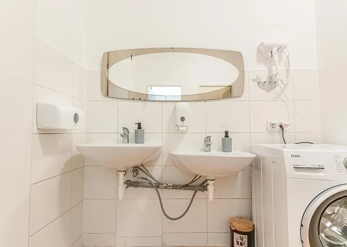 Elegant 6br Retreat Near Danube & Garden Access 维也纳