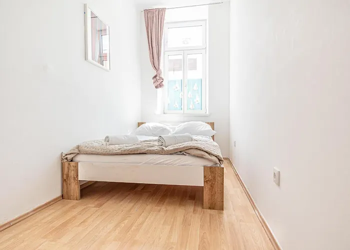 Elegant 6br Retreat Near Danube & Garden Access 公寓