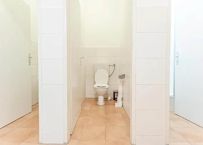 Elegant 6br Retreat Near Danube & Garden Access 公寓 *