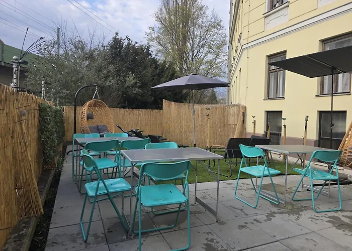 Elegant 6br Retreat Near Danube & Garden Access 公寓 *